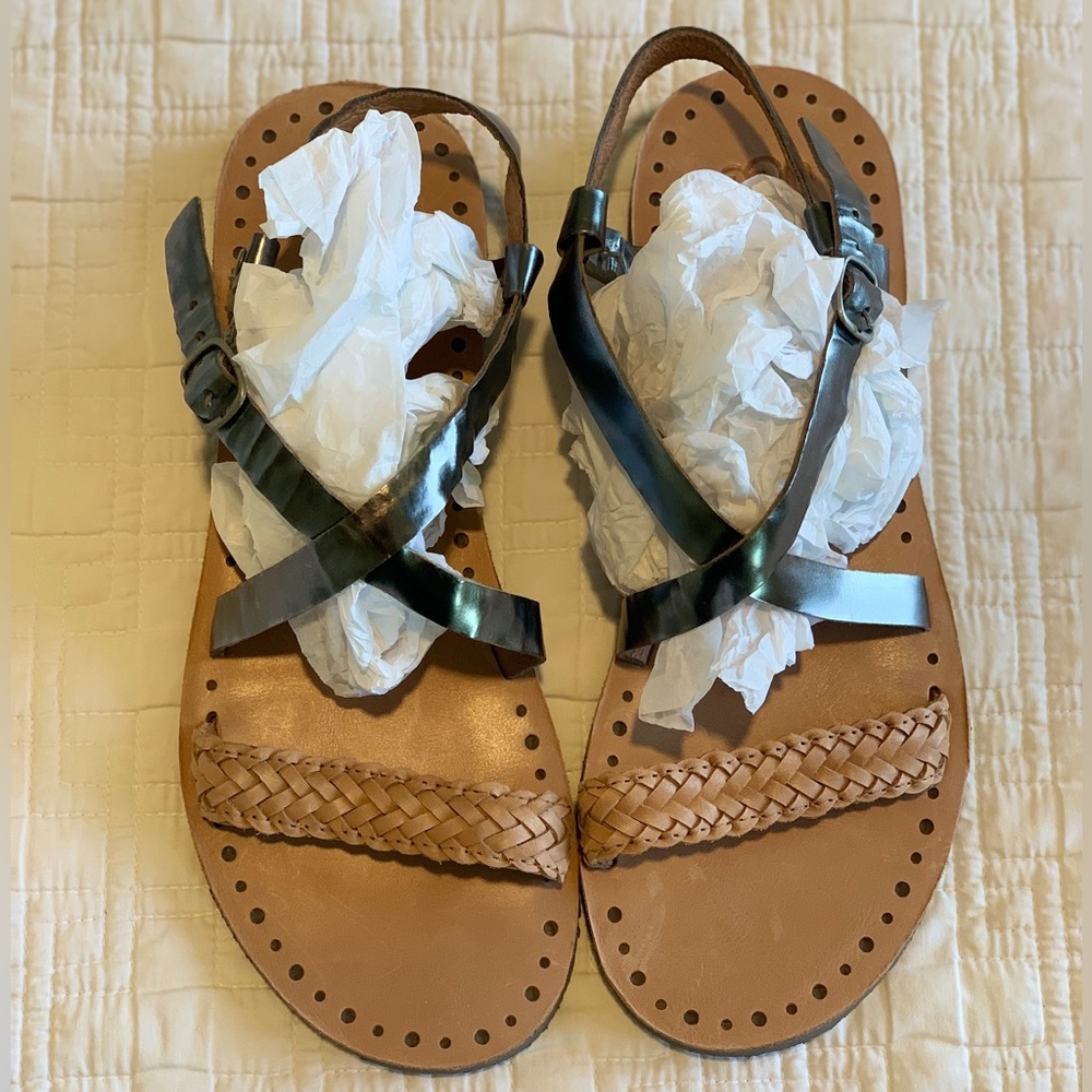 NWOT UGG Woven Metallic Sandal 8
